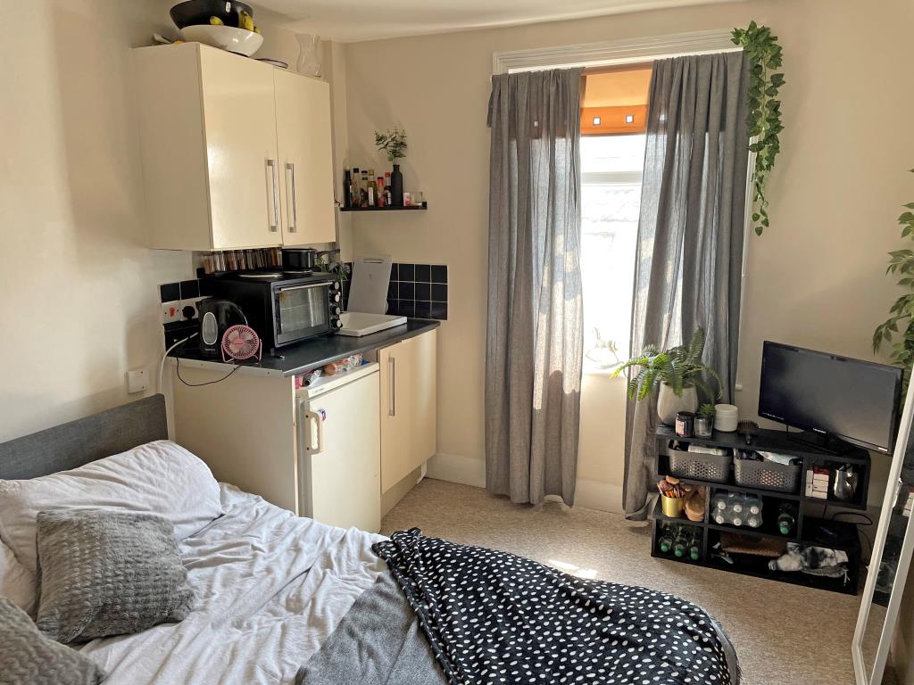 Lot: 26 - FREEHOLD RESIDENTIAL INVESTMENT - Flat 3 - Studio room